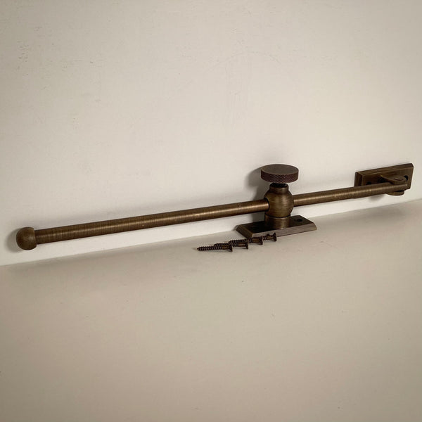 開き窓のアジャスター。さまざまな仕上げが可能なソリッドブラス構造。