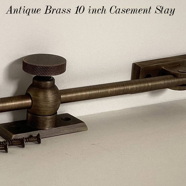 開き窓のアジャスター。さまざまな仕上げが可能なソリッドブラス構造。