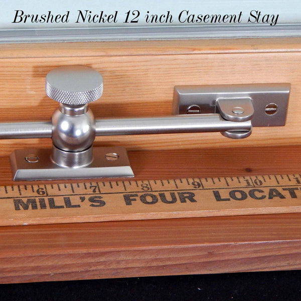 開き窓のアジャスター。さまざまな仕上げが可能なソリッドブラス構造。