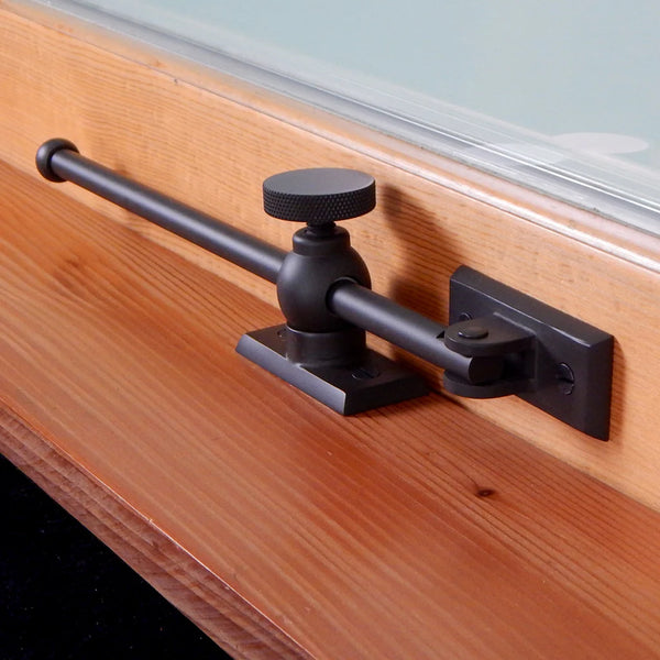 開き窓のアジャスター。さまざまな仕上げが可能なソリッドブラス構造。